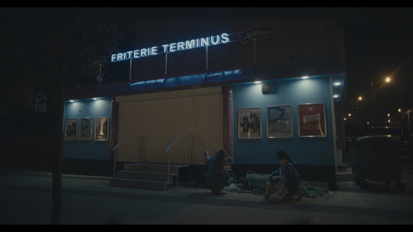 Extérieur nuit devant une friterie